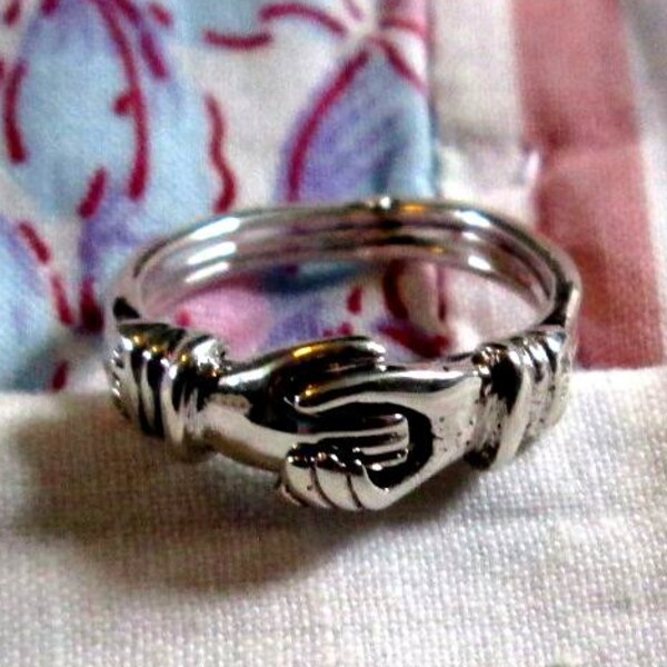 RING - Triple - Heart Inside of Clasping hands  - FEDE GIMMEL -  925 - Sterling Silver -- Vintage - 9 misc440