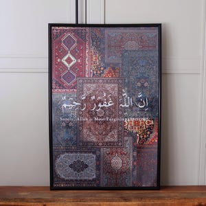 Może przedstawiać: Oprawiony wydruk artystyczny z patchworkowym wzorem wzorzystych dywan&oacute;w w odcieniach czerwieni, błękitu i kremu. Grafika zawiera arabską kaligrafię z angielskim tłumaczeniem "Surely, Allah is Most Forgiving, Merciful."