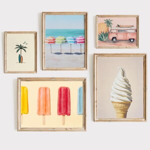 Könnte beinhalten: Eine Sammlung gerahmter Kunstdrucke mit Strandmotiv. Die Drucke zeigen eine Strandszene mit bunten Sonnenschirmen, einem Oldtimer-Van mit Surfbrett, einer Palme mit Surfbrettern sowie Eis am Stiel und Softeis.