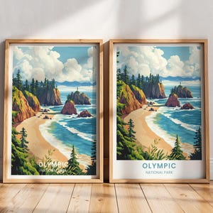 Könnte beinhalten: Zwei gerahmte Kunstdrucke mit einer Küstenlandschaft aus dem Olympic National Park. Das Kunstwerk zeigt einen Sandstrand, Felsklippen und das Meer unter einem bewölkten Himmel. Die Drucke sind in Holzrahmen und werden auf einem Holzboden ausgestellt.