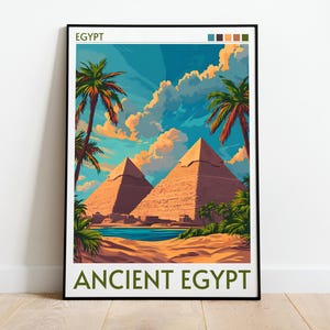 Pode incluir: Um cartaz de viagem vintage com as Pirâmides de Gizé no Egito. O cartaz tem um céu azul com nuvens brancas, palmeiras e o texto "EGYPT" e "ANCIENT EGYPT".