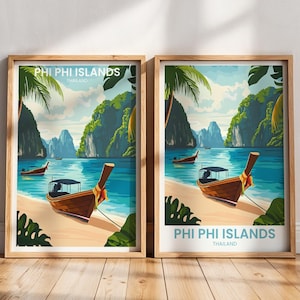 Może przedstawiać: Dwa oprawione wydruki artystyczne przedstawiające tropikalną scenę plażową z napisem "PHI PHI ISLANDS THAILAND". Grafika przedstawia łodzie longtail na piaszczystej plaży, z zielonymi wyspami i niebieską wodą w tle.