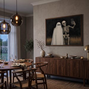 Peut inclure: Une impression d'art mural encadr&eacute;e repr&eacute;sentant un fant&ocirc;me blanc et un squelette humain c&ocirc;te &agrave; c&ocirc;te dans un champ d'herbes hautes la nuit. Le squelette tient un smartphone pour prendre un selfie avec le fant&ocirc;me, les deux figures de face.