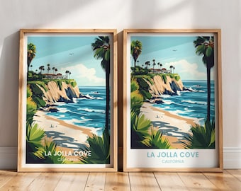 Puede incluir: Dos impresiones artísticas enmarcadas representan una escena costera de La Jolla Cove, California. La obra de arte presenta una playa, olas del océano, acantilados, palmeras y un cielo azul. Las impresiones están en marcos de madera y se exhiben en un suelo de madera.