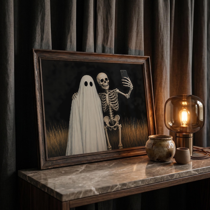 Peut inclure: Une impression d'art encadr&eacute;e rectangulaire repr&eacute;sentant un fant&ocirc;me sous un drap blanc et un squelette humain c&ocirc;te &agrave; c&ocirc;te dans un champ d'herbes hautes. Le squelette tient un smartphone noir pour prendre un selfie. Fond sombre et atmosph&eacute;rique.