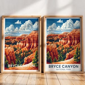 Puede incluir: Dos impresiones artísticas enmarcadas que representan el Parque Nacional de Bryce Canyon. La obra de arte muestra las formaciones rocosas rojas distintivas del parque, árboles verdes y un cielo azul con nubes blancas. El texto "BRYCE CANYON NATIONAL PARK" se muestra en la parte inferior.