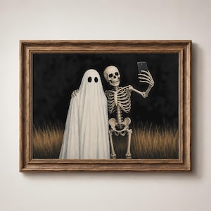 Peut inclure: Une impression d'art encadr&eacute;e repr&eacute;sentant un fant&ocirc;me blanc et un squelette humain c&ocirc;te &agrave; c&ocirc;te dans un champ d'herbes hautes. Le squelette tient un smartphone noir pour prendre un selfie avec le fant&ocirc;me, sur un fond sombre.