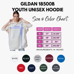 Puede incluir: Sudadera con capucha unisex juvenil blanca con una tabla de tallas y colores. La tabla muestra medidas en pulgadas para tallas S a XL, con anchos de 43 cm a 51 cm y largos de 54 cm a 65 cm. Los colores disponibles incluyen blanco, negro y rojo.