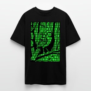 Peut inclure: T-shirt noir avec un motif vert. Le motif représente un oiseau sur une branche, sur fond de code binaire vert. L'oiseau et les branches sont dans un style de dessin au trait. Le design a un thème technologique ou naturel.