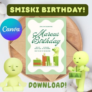Puede incluir: Una invitación de cumpleaños con el texto "Marcus Birthday" en verde, rodeada por un borde verde claro. La invitación está en una bandeja de madera con dos figuras de Smiski y el texto "SMISKI BIRTHDAY!" y "DOWNLOAD!"