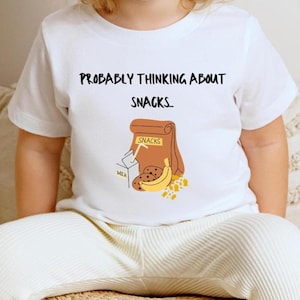 Camiseta infantil divertida com estampa "Provavelmente pensando em lanches"