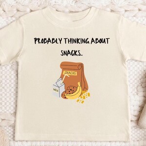 Provavelmente pensando em lanches, camiseta infantil engraçada, camiseta infantil pensando em lanches, camiseta de comida para bebê, lanches para bebês, camiseta infantil