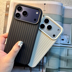 Gewebte iPhone Hülle: Minimalist Matt, Teeweiß & Schwarz Bild 3