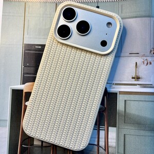 Gewebte iPhone Hülle: Minimalist Matt, Teeweiß & Schwarz Tea White Woven