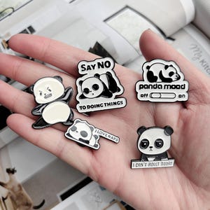 Adorable pin esmaltado de panda: lindo pin de solapa de animal para bolsos, chaquetas y accesorios