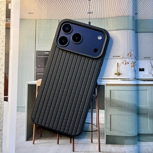 Gewebte iPhone Hülle: Minimalist Matt, Teeweiß & Schwarz Black Matte Woven
