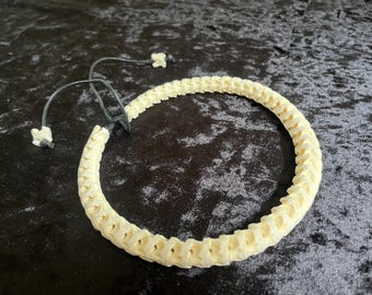 gargantilha branca com contas de espinha dorsal de osso de cobra