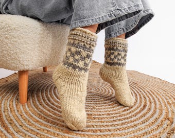 Calcetines de lana hechos a mano: unisex, ideales para el invierno, con patrón de punto de ajedrez.