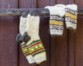 Calcetines de lana tejidos a mano, calcetines con estampados coloridos, regalo cálido de invierno, calcetines acogedores para el hogar, calcetines navideños de lana para botas, Uggs o para la comodidad del hogar.