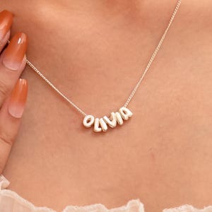 Collier prénom bulle personnalisé, collier lettre initiale, collier prénom délicat, breloque initiale bouffante, bijoux personnalisés, cadeau d'anniversaire pour elle
