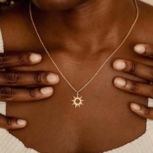 Collar de sol dorado, collar con colgante de sol diminuto, collar con rayos de sol, joyería delicada para mujer, regalo para mamá, collar para todos los días, regalo para ella