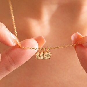 Personalized Birth Flower Disc Necklace, Month Initial Charm Jewelry, Family Birth Flower Necklace, Initial necklace, Christmas Gift for Mom