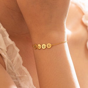 Pulsera con iniciales de disco pequeño, pulsera personalizada con letra para mamá, pulsera con nombre de niño grabado, pulsera familiar personalizada, regalo para el Día de la Madre para mamá