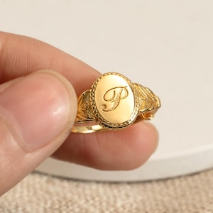 Personalisierter Anfangssiegelring, Monogrammbuchstabe Ring, erste gravierte Ring, personalisiertes Geschenk, Oval Goldring, Geburtstagsgeschenk für Mama
