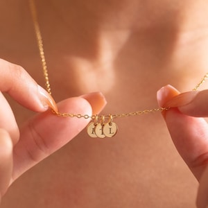 Collar con inicial de disco pequeño, regalo personalizado para mamá, collar con letras grabadas, collar con nombre para niños, joyería con disco con monograma, regalo para abuela
