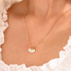 Collier d'initiales de famille personnalisé, petit collier de disques d'initiales, collier de lettres à graver, bijoux personnalisés, cadeaux d'anniversaire pour maman