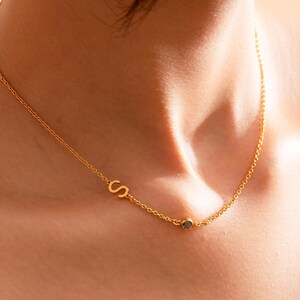 Collar con inicial y piedra de nacimiento, collar con letras laterales, collar con nombre, collar con piedra de nacimiento familiar, regalos de cumpleaños, regalo para ella, joyería para mamá