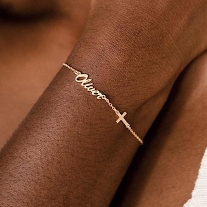 十字架付きパーソナライズネームブレスレット、14Kゴールドクロスブレスレット、宗教ブレスレット、初聖体拝領ギフト、キリスト教ギフト、洗礼女性ギフト