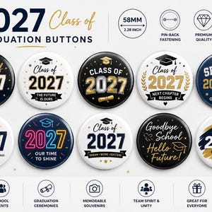 Può includere: Una collezione di dieci bottoni circolari da 58 mm con la scritta Class of 2027. I design presentano vari sfondi neri, bianchi e blu navy con accenti dorati, argentati e neon, tocco di laurea e pergamene arrotolate.