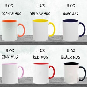 Op de afbeelding: Zes 11 ounce keramische mokken met verschillende gekleurde randen. De mokken zijn wit met een gekleurde rand in oranje, geel, marineblauw, roze, rood en zwart.