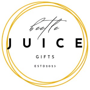 Op de afbeelding: Een gouden cirkel met een dubbele omtrek, de tekst "beetle JUICE GIFTS ESTD 2023" in zwart.