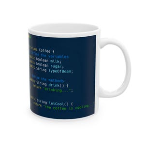 Op de afbeelding: Een witte keramische mok met een blauwe achtergrond en geprinte code. De code is geschreven in een programmeertaal en bevat de tekst "class Coffee", "Define the variables", "Define the methods", "drink()", "drinking", "letCool()" en "the coffee is cooling".