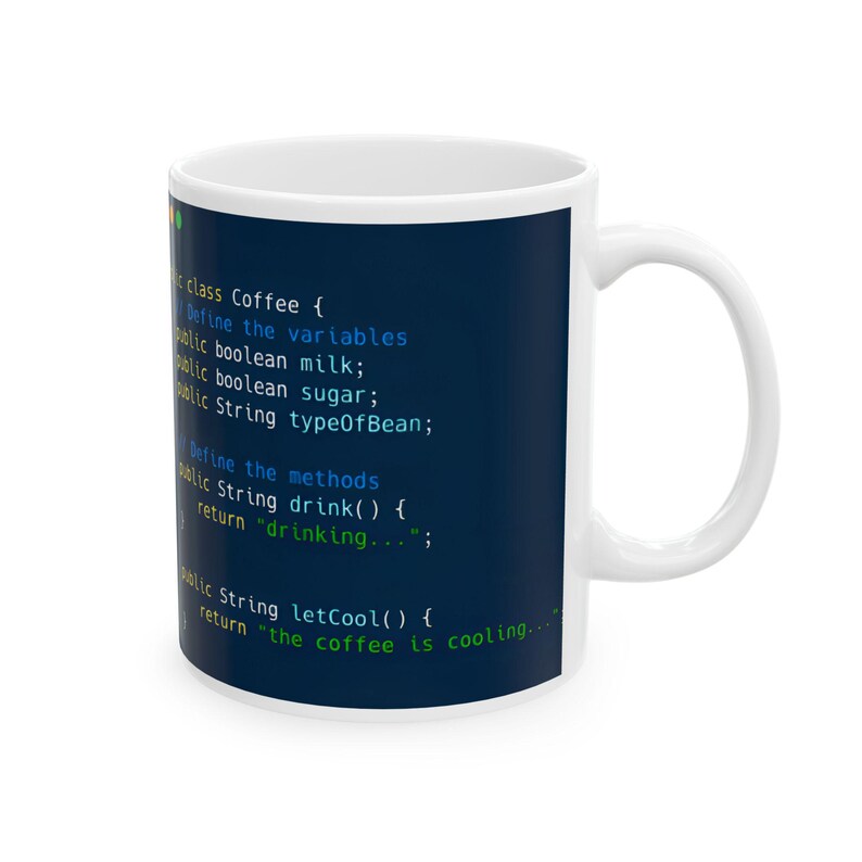 Op de afbeelding: Een witte keramische mok met een blauwe achtergrond en geprinte code. De code is geschreven in een programmeertaal en bevat de tekst "class Coffee", "Define the variables", "Define the methods", "drink()", "drinking", "letCool()" en "the coffee is cooling".