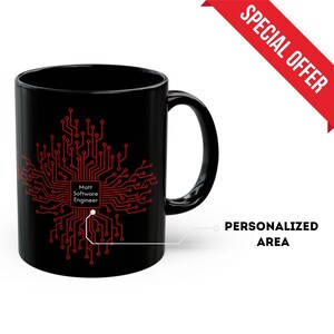 Pode incluir: Caneca de café de cerâmica preta com um design de placa de circuito vermelho e o texto "Matt Software Engineer" em uma caixa branca. A caneca tem uma alça branca.
