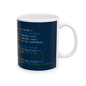 Op de afbeelding: Een witte keramische mok met een blauwe achtergrond en geprinte code. De code is geschreven in een programmeertaal en bevat de tekst "class Coffee", "Define the variables", "Define the methods", "drink()", "drinking", "letCool()" en "the coffee is cooling".