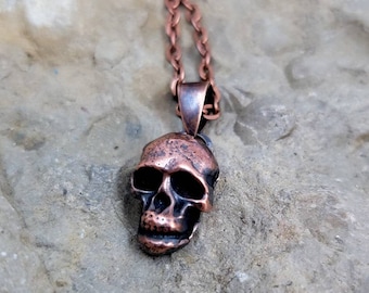 Collar con calavera de cobre