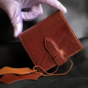 Cartera de lujo de piel de iguana auténtica, hecha a mano. Cartera exótica marrón para hombre.