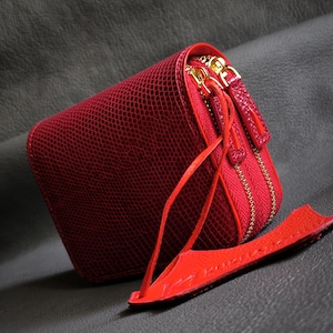 Cartera de lujo para mujer con doble mini cremallera en color rojo elaborada en piel de lagarto exótica.