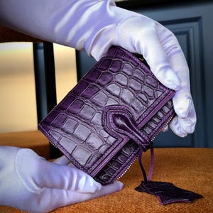 Cartera de lujo para mujer hecha a mano con piel de cocodrilo auténtica. Cartera única de piel de cocodrilo morada