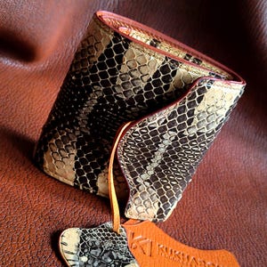 Cartera de lujo para mujer con piel de serpiente y chevre italiano. Bono: un llavero con la cabeza de una serpiente.