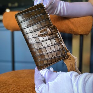 Cartera larga de lujo de piel de caimán auténtica. Cartera larga de piel de caimán color tabaco, cosida a mano.