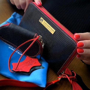 Cartera de mano larga para mujer. Lujoso conjunto de cartera larga y llavero en negro exótico.