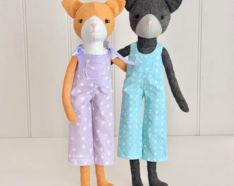 Patrón de costura de gato fácil e instrucciones con fotos paso a paso, mini gatito de peluche personalizado, muñeca de gatito Waldorf de lino para coser.