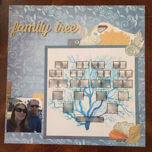Może przedstawiać: Strona albumu ze scrapbookingu z niebieskim i białym drzewem genealogicznym z napisem "family tree" złotymi literami. Strona ma niebieski i biały wz&oacute;r kwiatowy oraz akwarelowy obraz gałęzi koralowca z pustymi miejscami na zdjęcia.