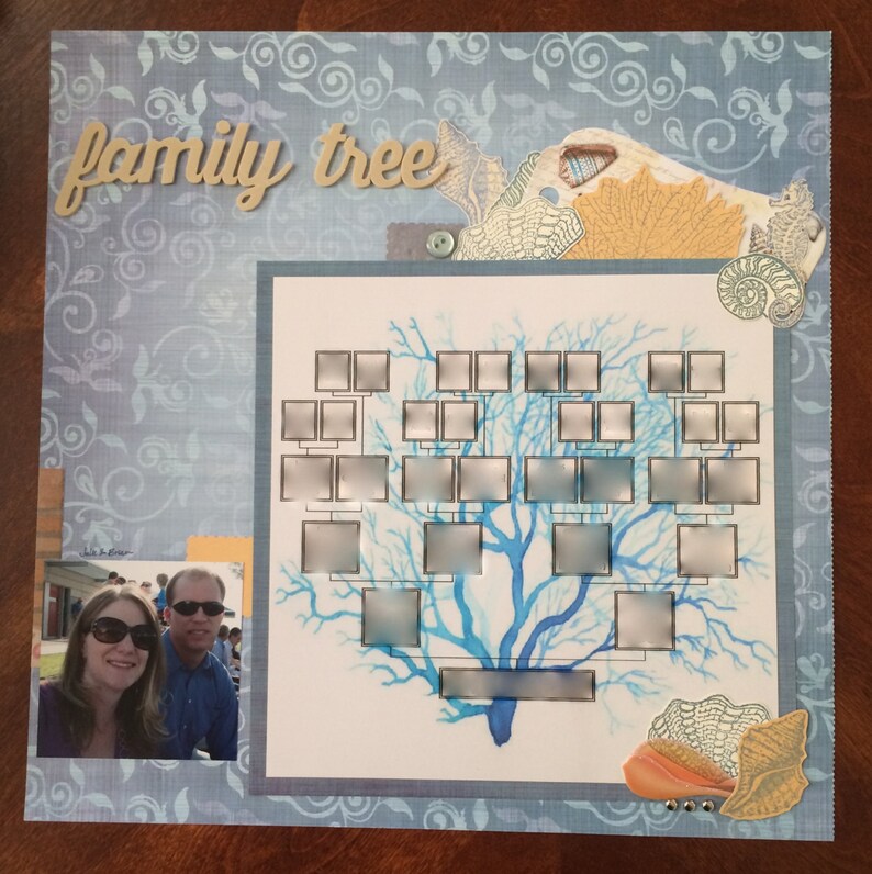 Może przedstawiać: Strona albumu ze scrapbookingu z niebieskim i białym drzewem genealogicznym z napisem "family tree" złotymi literami. Strona ma niebieski i biały wz&oacute;r kwiatowy oraz akwarelowy obraz gałęzi koralowca z pustymi miejscami na zdjęcia.