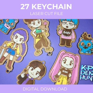 Può includere: Una collezione di portachiavi tagliati al laser raffiguranti personaggi dei cartoni animati con vari acconciature e abiti. I portachiavi sono realizzati in un materiale marrone chiaro e sono disposti su uno sfondo viola. Il testo recita "27 KEYCHAIN LASER CUT FILE" e "KPOP DEMON HUNTERS".